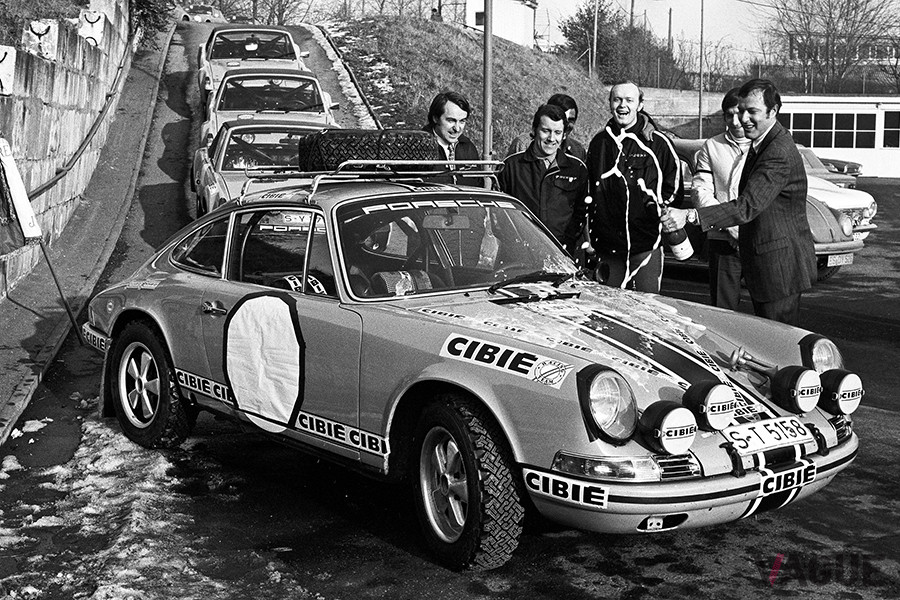 1971年、シュツットガルトのポルシェ第2工場からモンテカルロラリーに向けて出発する911S 2.2クーペ。左がラルース