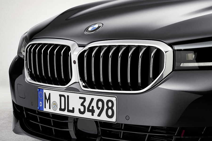 改良新型BMW「5シリーズ」。写真は530iツーリング