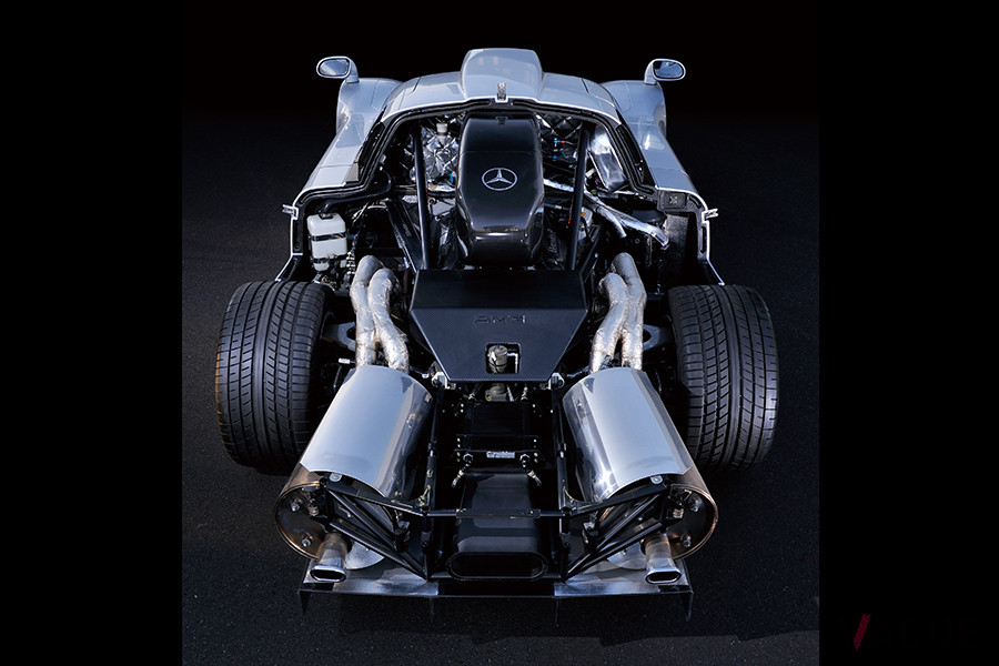 カーボンカバーで覆われたエンジンはAMGが専用チューニングを施した7リッターV12気筒。最高出力は612ps、最大トルク700Nmを誇る