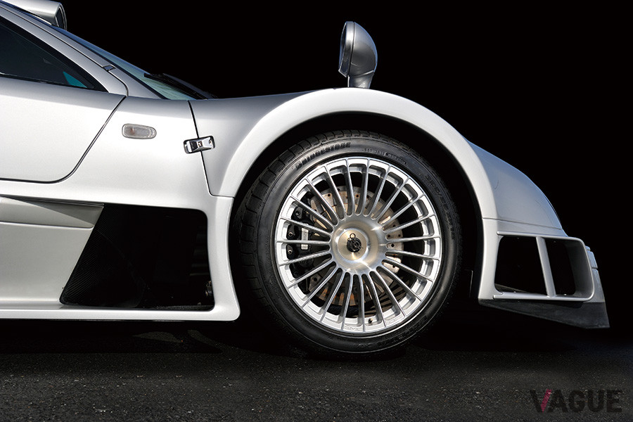 センターロック式ホイールに前295／35ZR18、後345／35ZR18のタイヤを装着