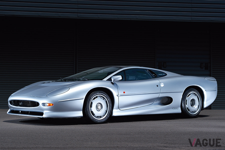 レーシングカーをそのまま市販化したかのような流麗なスタイルのジャガーXJ220