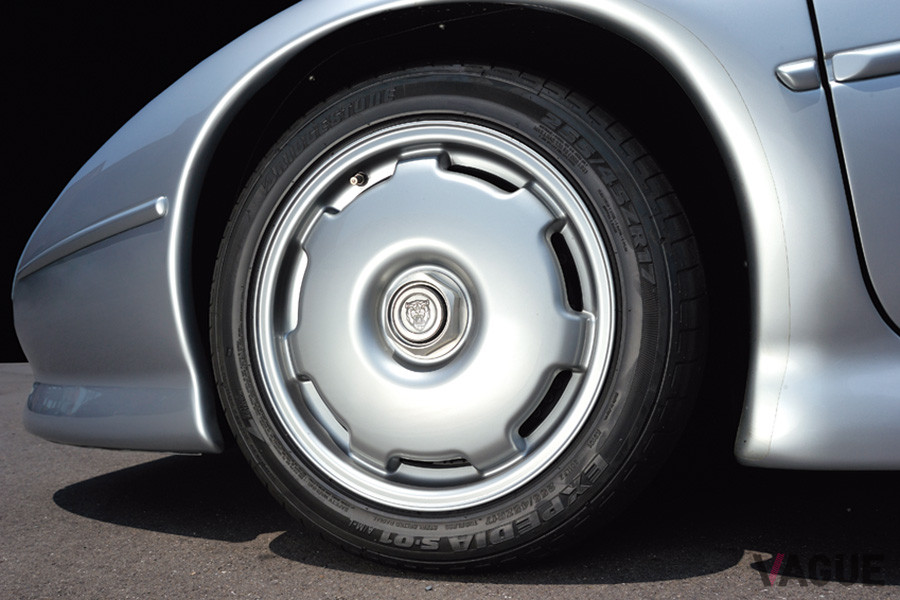 センターロック式ホイールにベンチレーテッドディスクを前後に装着する