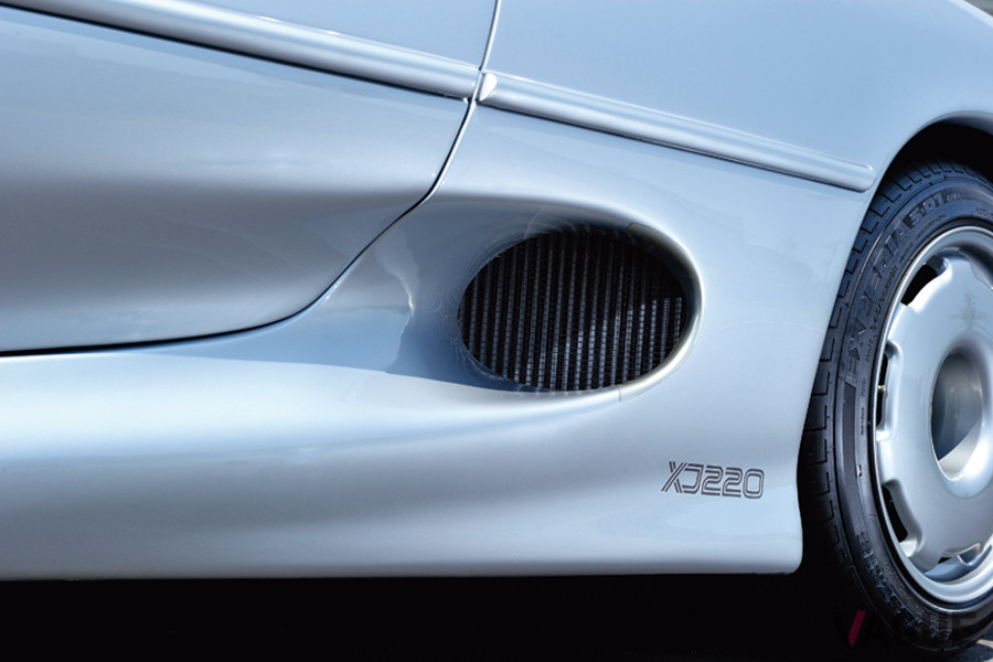 エアインテークも含め、ボディ全体がなめらかな曲線で構成されている