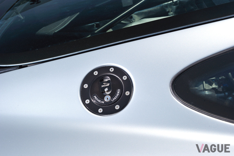 給油口もレーシーなつくりとなっている