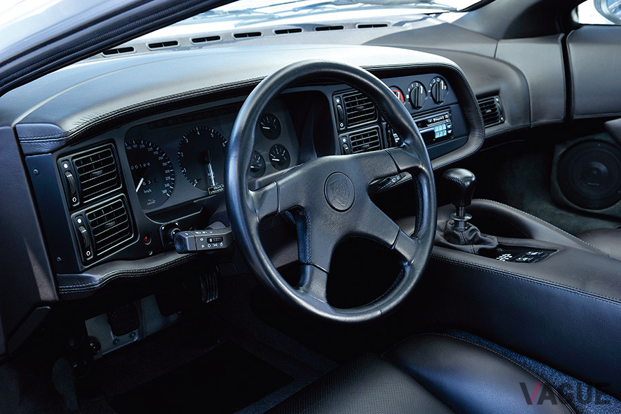 メーター類は大小6つの計器類と警告灯、速度計のスケールは最高360km／hが刻まれる