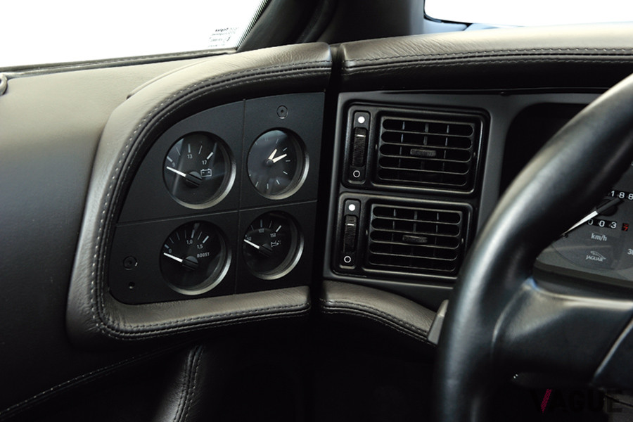 ドアにも4つのメーターをレイアウト