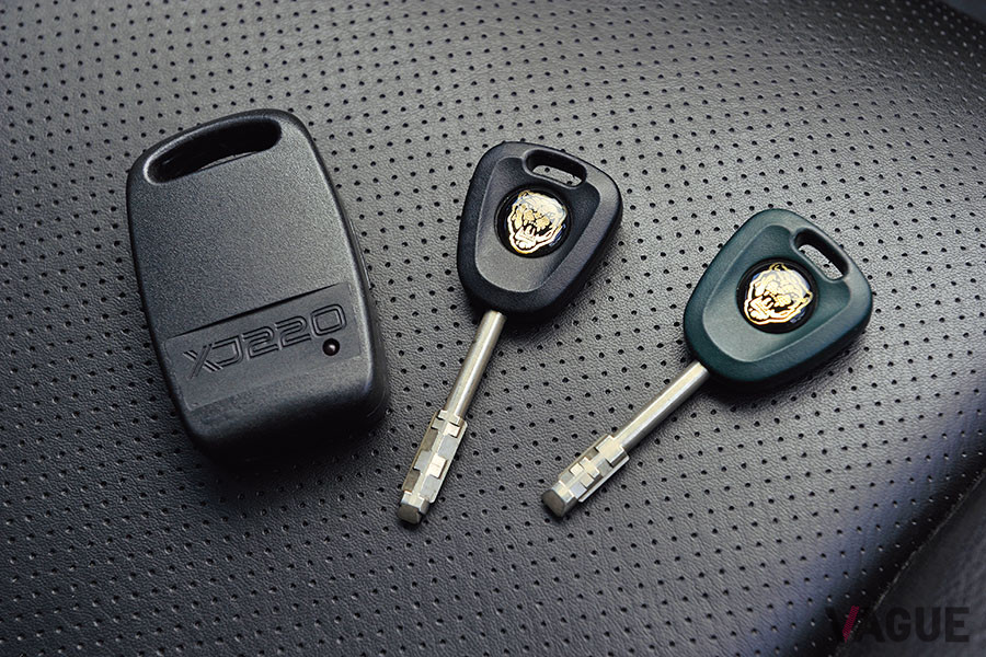 当時のジャガーでおなじみの六角形状をした通称TIBBEキーとキーレスを備えた