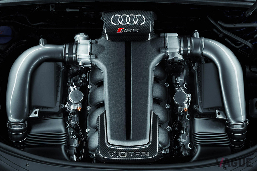 5リッターV10ユニットは、2基のターボチャージャーを装着し、最高出力は580ps、最大トルクは650Nm