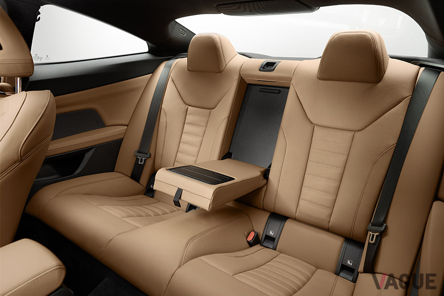BMW 4シリーズ・クーペのリアシートの肘掛けを出した場合