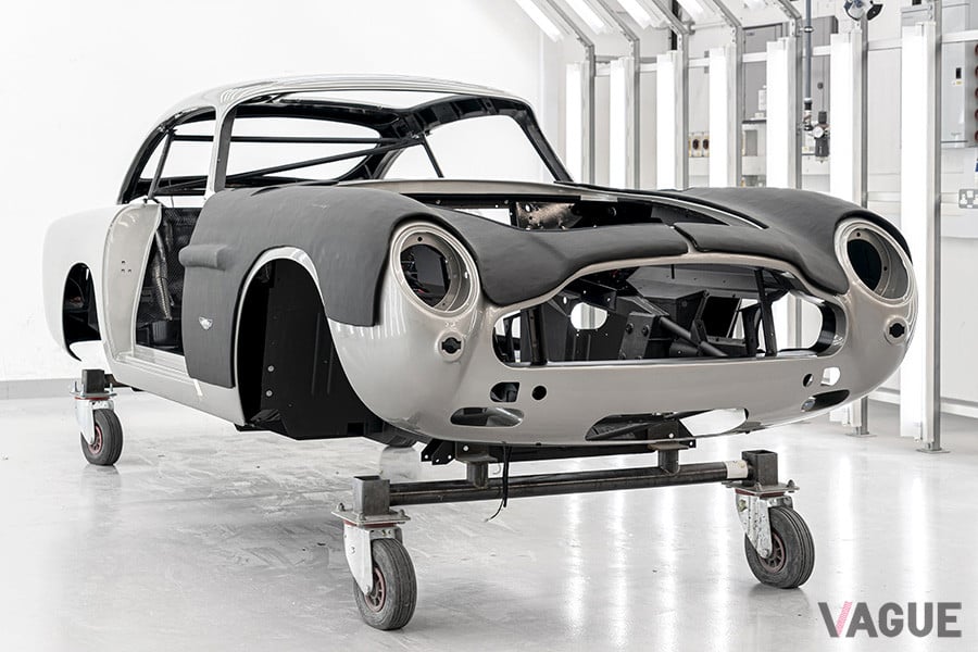 DB5ゴールドフィンガー・コンティニュエーションは、ディテールに至るまで細心の注意を払って生産されるために費やす時間は、実に4500時間に及ぶ