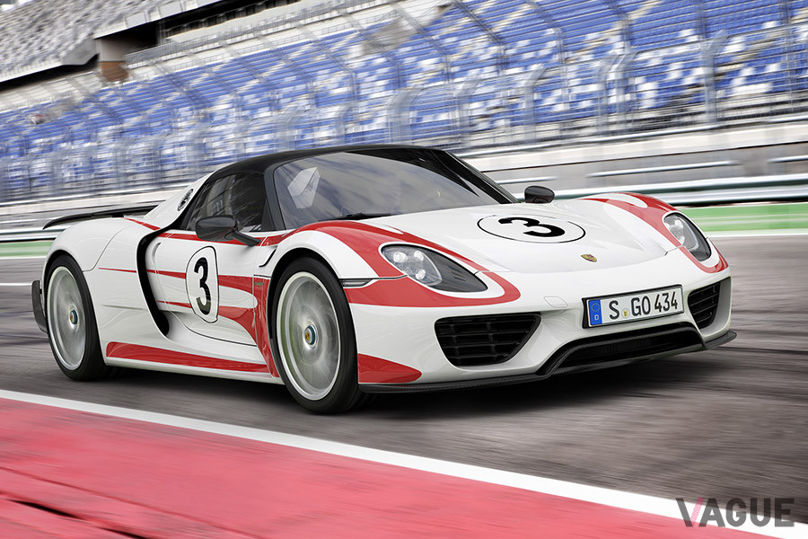 過去のヘリテージのカラーリングをまとったポルシェ918スパイダー