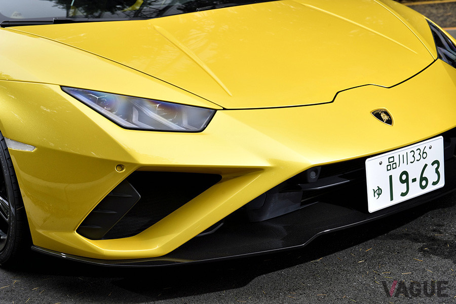 フロントバンパーのデザインは、Huracán EVO RWD専用となる