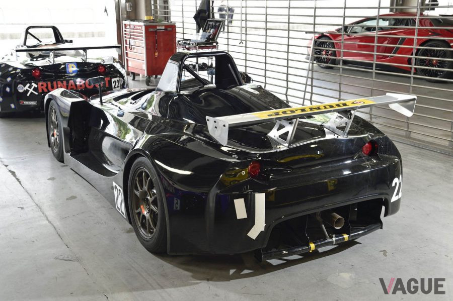 リアには巨大なGTウイングが装着される