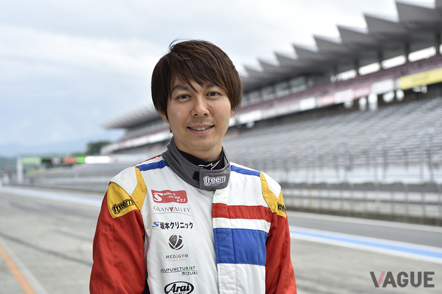 スーパーGT・GT300クラスに参戦しているレーシングドライバーである富田竜一郎氏に、VITA-01の魅力について語ってもらった