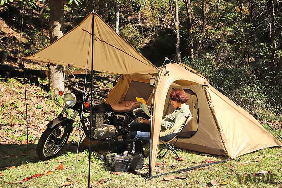 DOD「ライダーズバイクインテント」：ワンタッチで寝室、バイク収納スペース、リビングスペースが完成するバイクツーリング用2ルームテント。付属のポールでキャノピーをたてれば、タープがわりにもなる