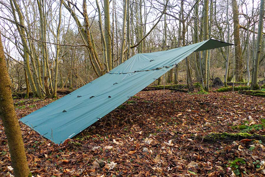 DDハンモック「DD Tarp 3x3 Pro」：A型やダイヤモンド張りなどはもちろん、こうした張り方やクルマのルーフにロープで結びサイドに張り出すなどなど、状況に応じて自在に張れる。災害時などに備えとしても有用なタープでもある