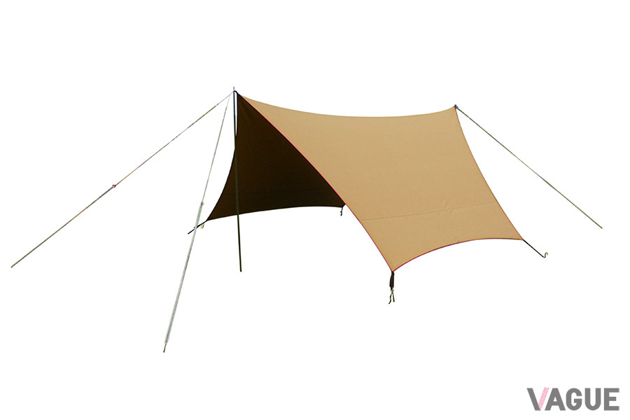 テンマクデザイン「パンダTCタープ」：焚火に強いＴＣ素材を採用し、遮光性も抜群。仕事でも集中できる屋外環境が作れる。四隅を地面に直接留めることで雨や風の吹き込みを防ぐことも可能だ