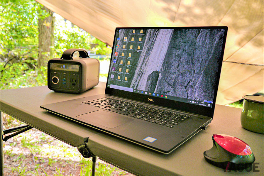 アウトドアは爽快とはいえ、日差しや周囲の目も気になる。仕事に集中できる適度なプライバシー性と遮光、そしてなにより開放感をも味わうならタープは必須だ