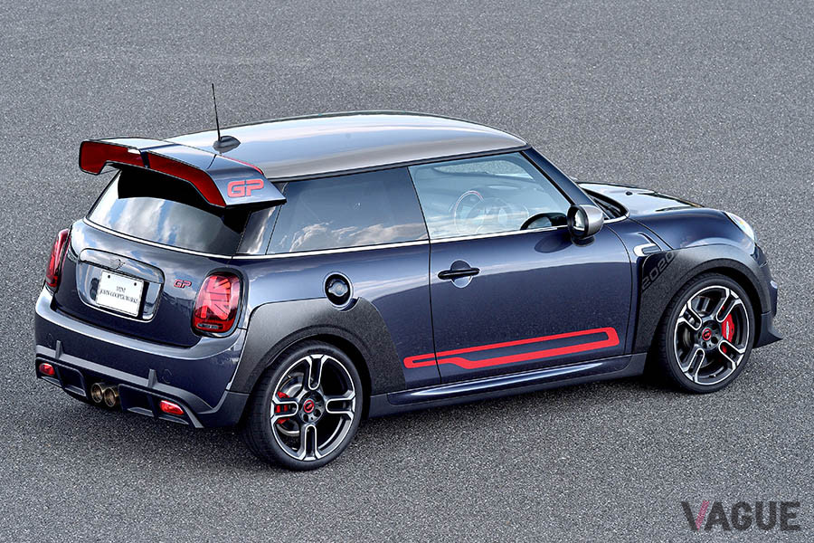 大型のフロント・エプロン、サイド・スカート、ルーフ・スポイラーが特徴的