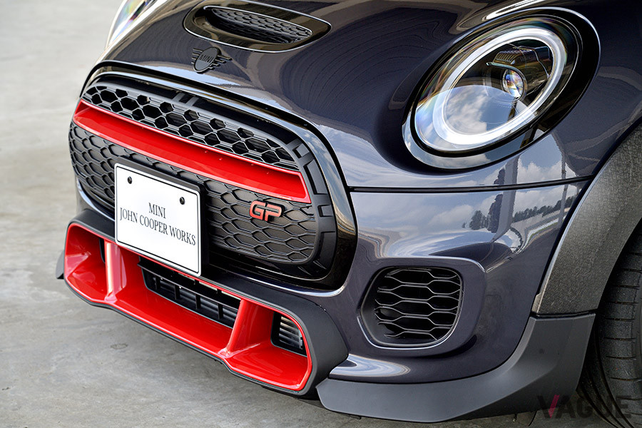 フロント・バンパー内の大型エアインテークはチリレッドに仕上げられ、存在感をアピール