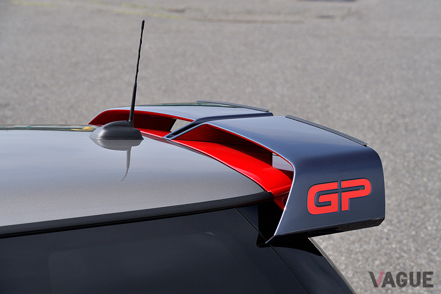 レーシンググレートチリレッドでカラーリングされたリアスポイラーは、強力なダウンフォースを発生させる役割を果たす