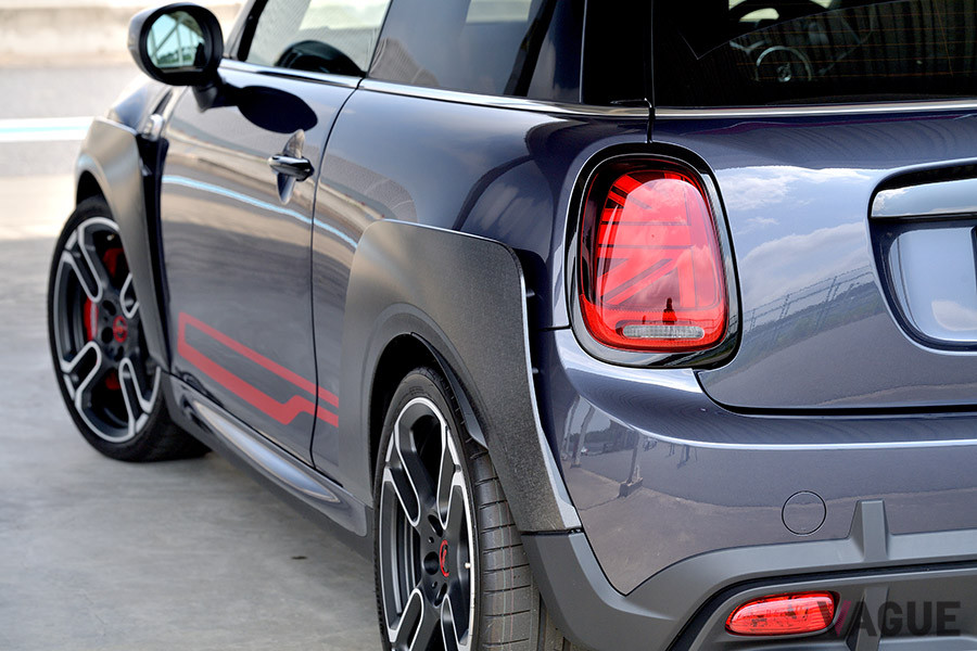 フローティングマウントされたリサイクルカーボン製の前後オーバーフェンダー