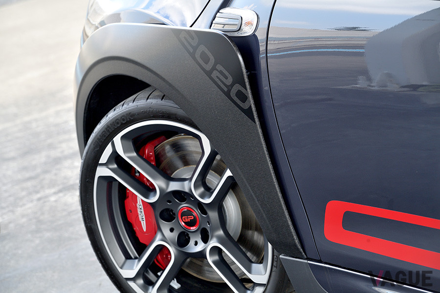 フローティングマウントされたリサイクルカーボン製の前後オーバーフェンダー