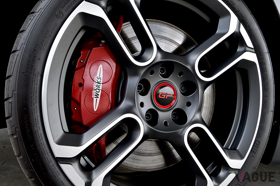 レッドのカラーリングが施された4ポッドキャリパー