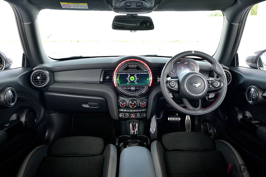 ドライバーが運転に集中できるよう、すべてを最小限に抑えられたコックピット