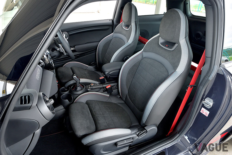 スポーツシートは、レザー／ダイナミカ表皮素材を採用