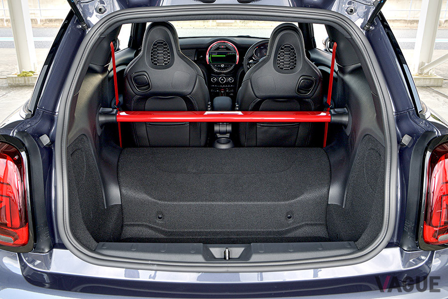 軽量化のためにリアシートは装備されず、ロード・プロテクションバーが設けられている