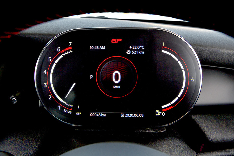 ステリングホイールの奥には、5.5インチのカラーディスプレイが収まる