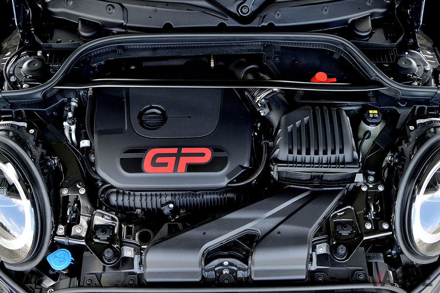 2リッター直列4気筒ツインパワーターボエンジンは、最高出力306ps、最大トルク450Nmを発揮