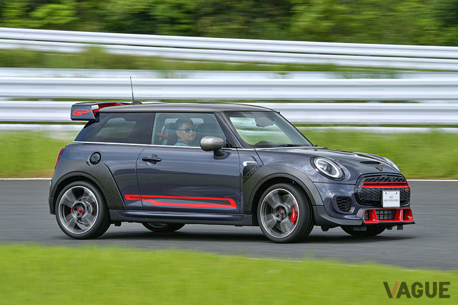 0−100km／h加速が5.2秒、最高速度は265km／h