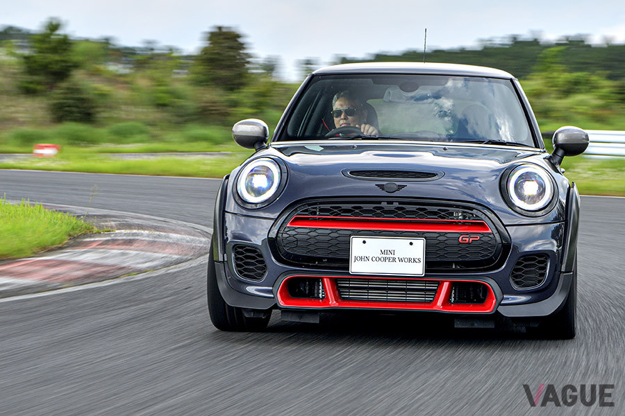 減速Gを残しながらのコーナリングでも、全く挙動が乱れない