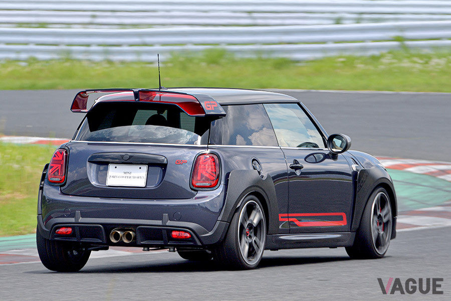 2リッター直列4気筒ツインパワーターボエンジンは、最高出力306ps、最大トルク450Nmを発揮