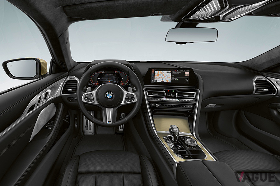 黒基調のインテリアの要所にゴールドが用いられる