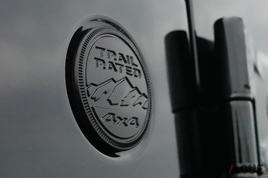 世界一過酷と呼ばれるトレイルで実施される独自の性能試験をパスした証である「トレイルレイテッド」のバッジはマットブラック仕上げ