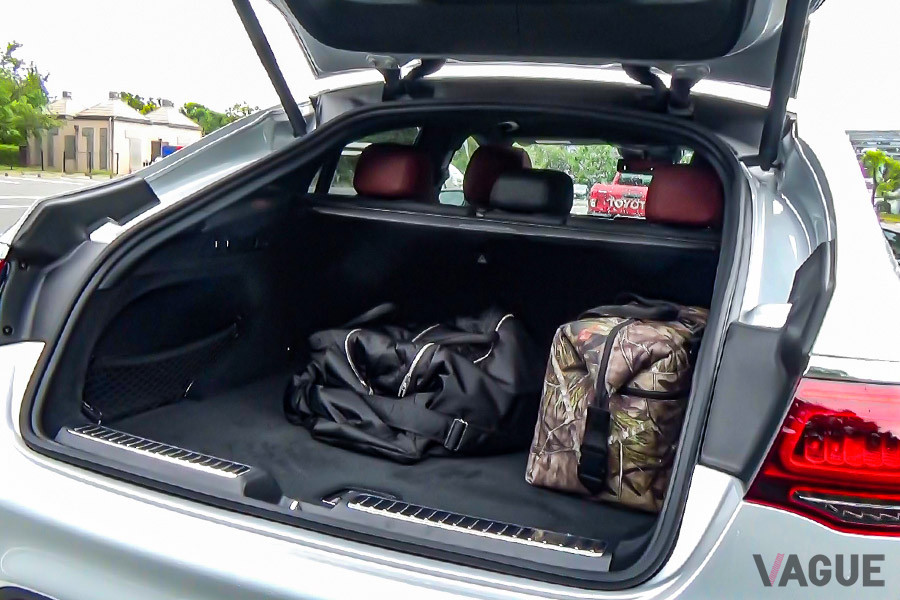 開口部はクーペラインで斜めに下がってきているので、背丈のある荷物を積むにはリアシートを畳んで室内に押し込む必要がある