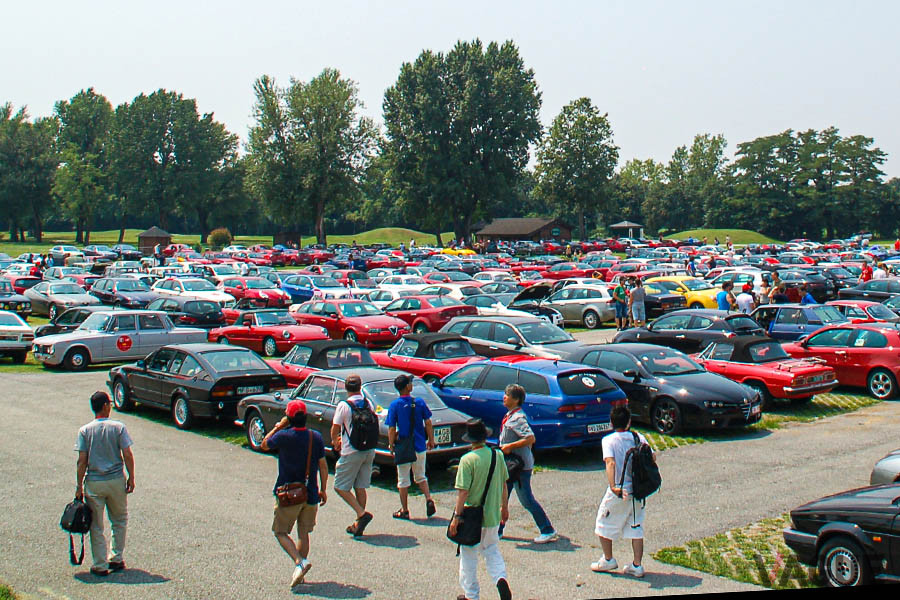 ミラノ近郊の町、ノヴェグロのフィエラを会場として開催していた「Alfaromeo 100×100」展覧会の駐車場風景