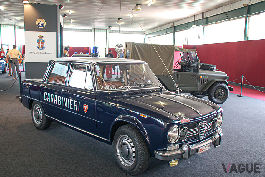 「Alfaromeo 100×100」展覧会の風景
