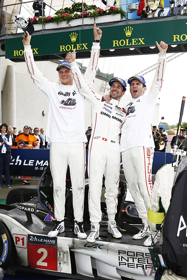 ポルシェ「919ハイブリッド」で2016年ル・マンを優勝したマーク・リーブ、ニール・ジャニー、ロマン・ディマ（左から）