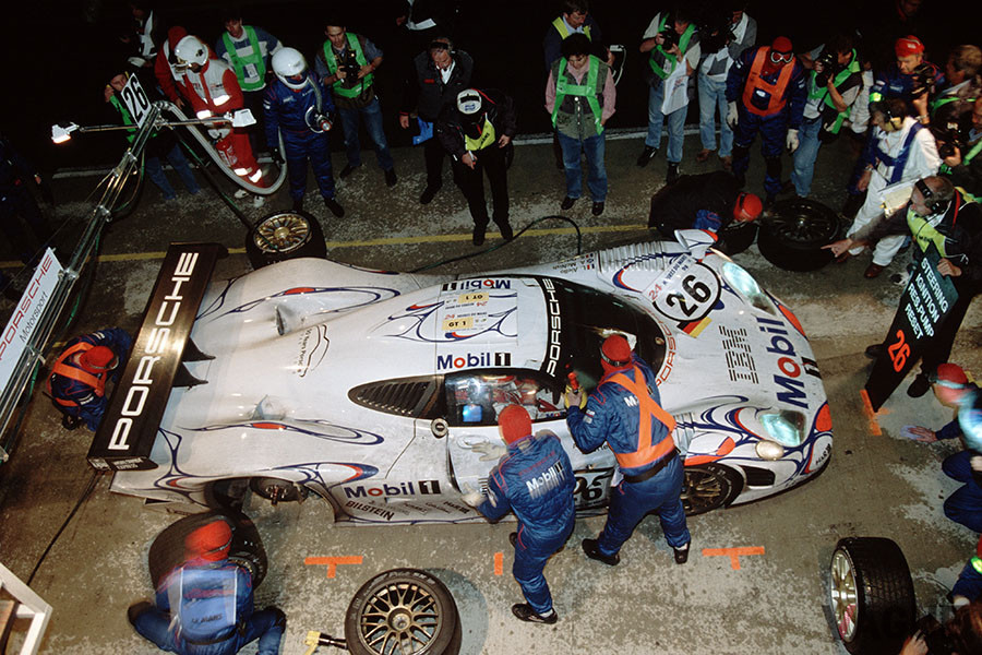 1998年ル・マン優勝車「911GT1 ’98」（26号車）。ドライバーはアラン・マクニッシュ、ステファン・オルテッリ、ローラン・アイエロ