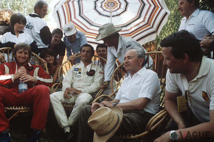 1981年のル・マン。左からデレク・ベル、ジャッキー・イクス、フェリー・ポルシェ、ヴォルフガング・ポルシェ