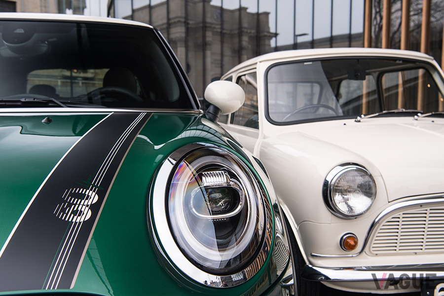 2019年に発売された特別仕様車「MINI 60 Years Edition」と1959年に発売されたモーリス・ミニ