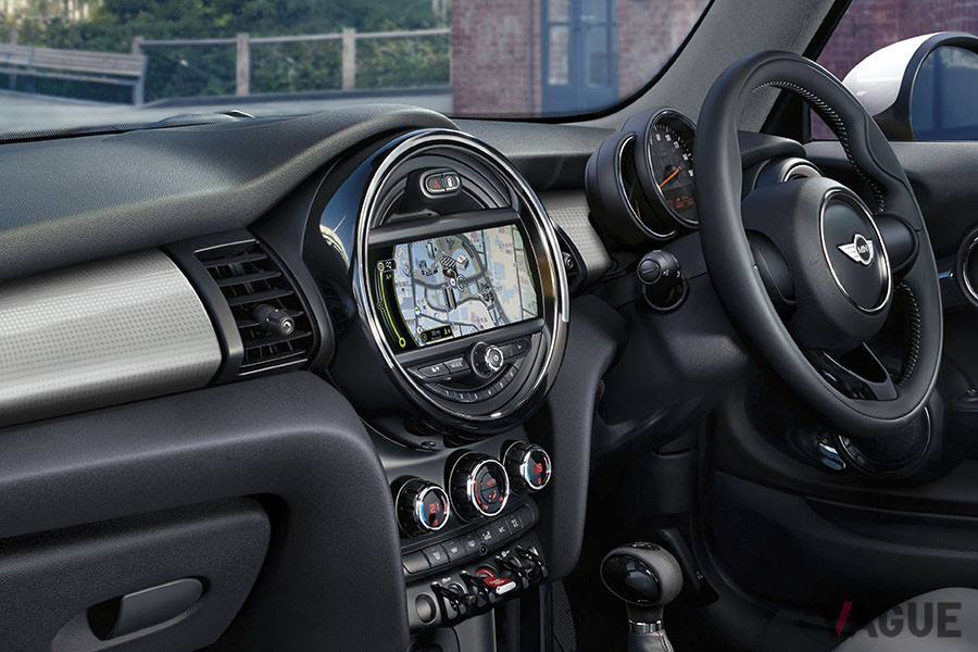 現行型MINI3ドアのインパネ