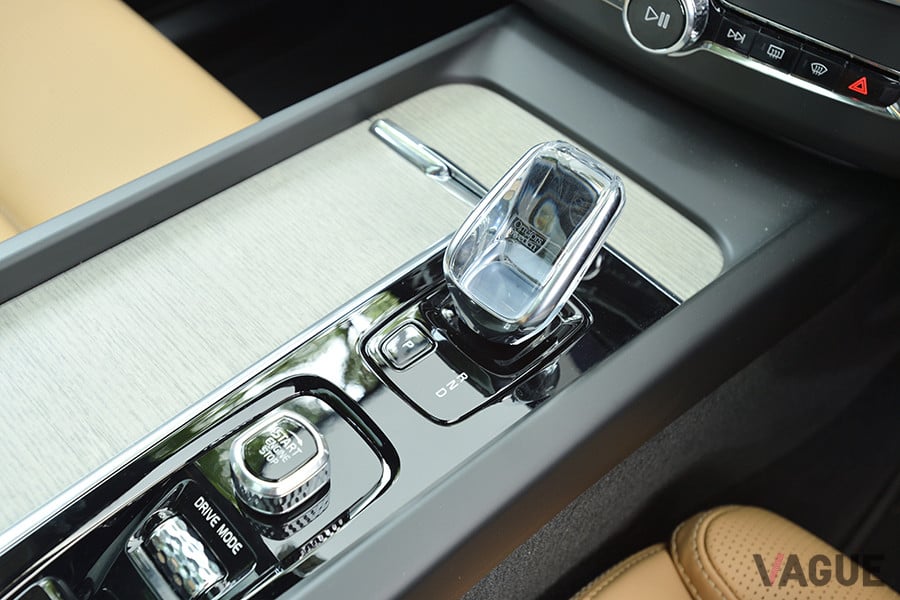 ボルボ「XC60 B5 AWD インスクリプション」のシフトセレクター。クリスタル製になる