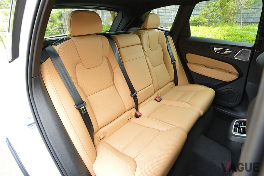 ボルボ「XC60 B5 AWD インスクリプション」のリアシート