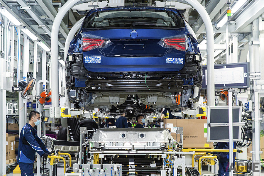 中国・瀋陽の工場で生産されるBMW「iX3」プロトタイプ