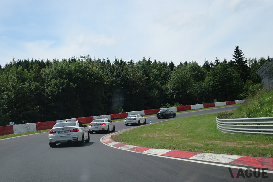 Hatzenbach。S字が続くのでライン取りは全部レイトエイペックス。アクセルオフか緩いブレーキで前荷重にして舵を効かせる